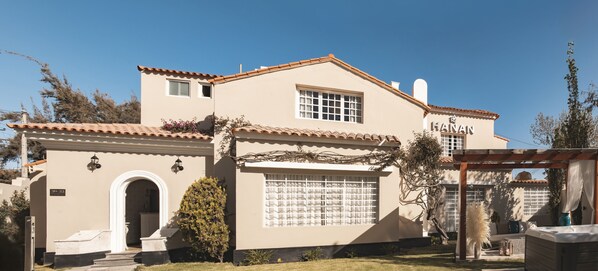 Fachada de la propiedad