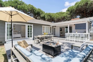Outdoor dining - Gorgeous 4-bd Haven, steps from Windansea Beach (San Diego)