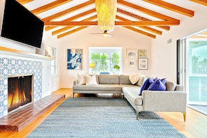 TV, fireplace, books, offices - Gorgeous 4-bd Haven, steps from Windansea Beach (San Diego)