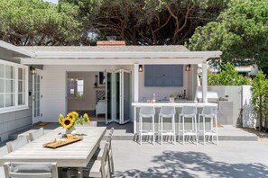 Outdoor dining - Gorgeous 4-bd Haven, steps from Windansea Beach (San Diego)
