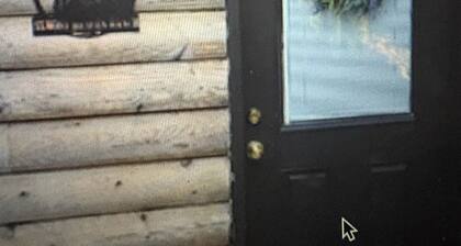 OMG!!! Cozy Log GUEST CABIN on Horse Ranch w Mountain Views. Pet Friendly!