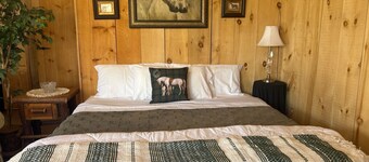 OMG!!! Cozy Log GUEST CABIN on Horse Ranch w Mountain Views. Pet Friendly!