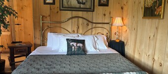 OMG!!! Cozy Log GUEST CABIN on Horse Ranch w Mountain Views. Pet Friendly!