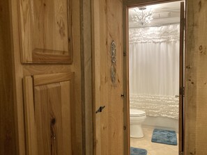 Badkar/dusch, handdukar, tvål och toalettpapper