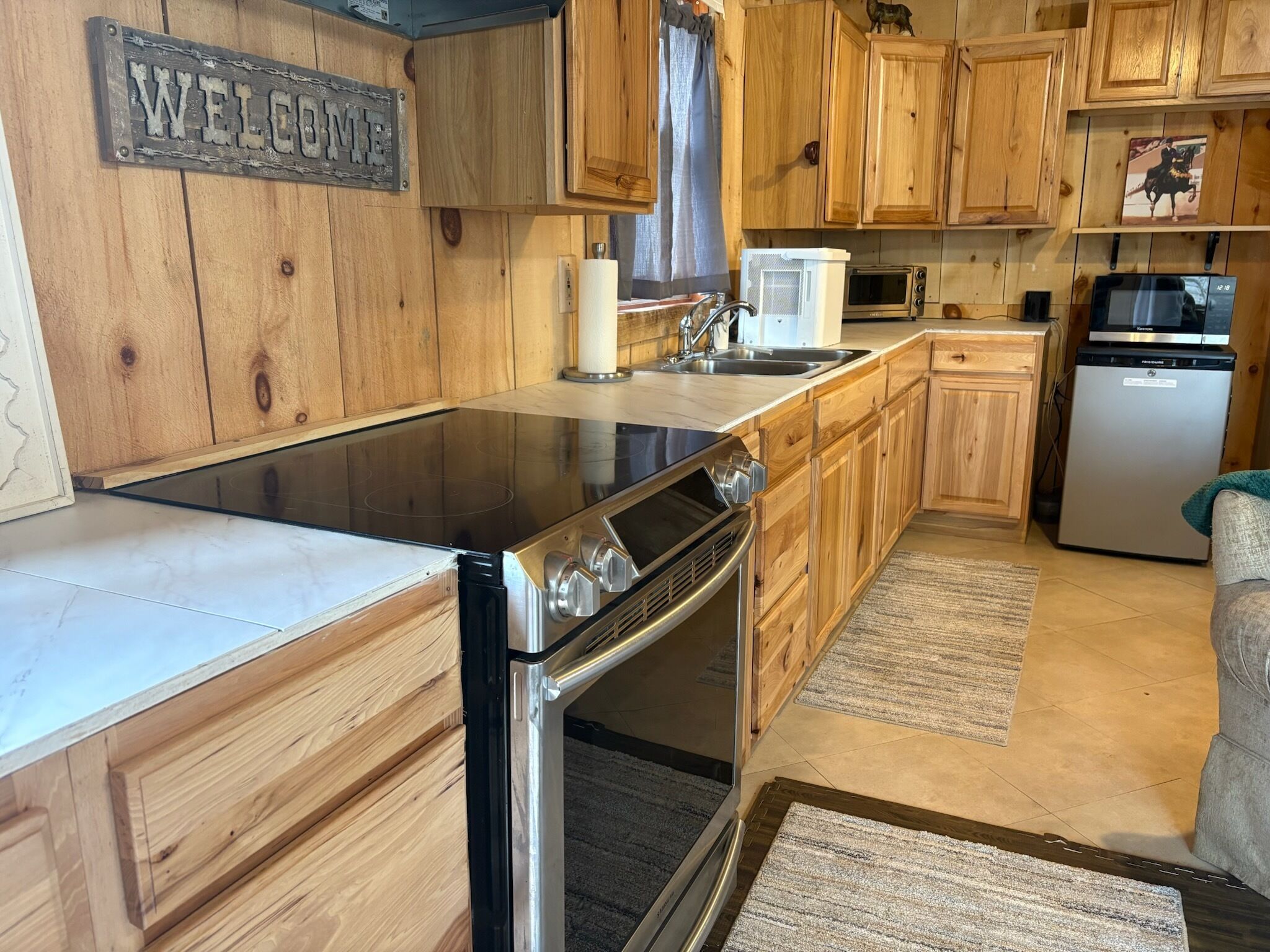 Geladeira, micro-ondas, cooktop, cafeteira/chaleira