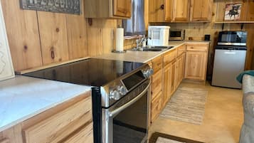 Geladeira, micro-ondas, cooktop, cafeteira/chaleira