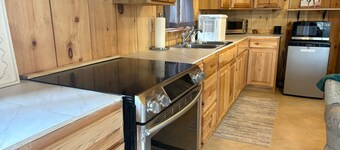 OMG!!! Cozy Log GUEST CABIN on Horse Ranch w Mountain Views. Pet Friendly!