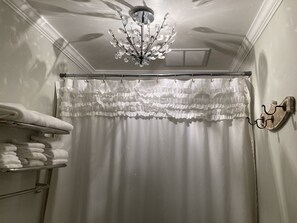 Combined shower/bathtub, towels, soap, toilet paper - CABIN GUESTHOUSE on Horse Ranch w Mtn Views (Boone)