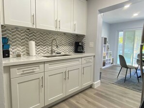 Fridge, microwave, oven, stovetop - Enjoy upscale experience at this centrally located luxury Home (Fort Lauderdale)