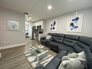 TV, offices - Enjoy upscale experience at this centrally located luxury Home (Fort Lauderdale)