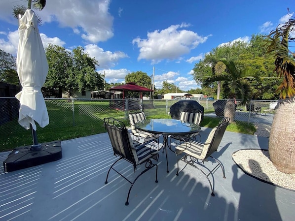 Outdoor dining - Enjoy upscale experience at this centrally located luxury Home (Fort Lauderdale)
