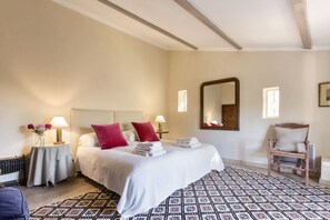 4 bedrooms, iron/ironing board, free WiFi, bed sheets