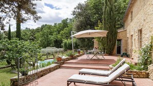 A patio with two sun loungers, a table with chairs, and a large umbrella. - Pool, Villa La Colline, beautiful view of Mt Ventoux (Suzette)