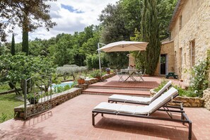 Terrace/patio - Pool, Villa La Colline, beautiful view of Mt Ventoux (Suzette)
