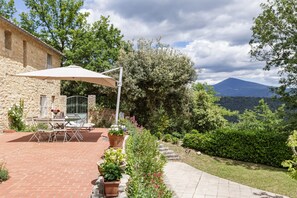 Outdoor dining - Pool, Villa La Colline, beautiful view of Mt Ventoux (Suzette)
