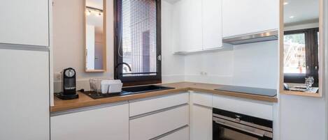 Ofen, Geschirrspüler, Wasserkocher mit Kaffee-/Teezubehör