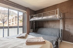 1 chambre, fer et planche à repasser