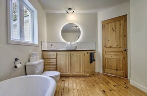 Bathtub, hair dryer, towels, soap - Large modern and comfortable cottage with private hot tub and wood stove.  (Sainte-Émélie-de-l'Énergie)