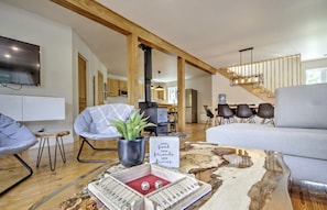 Smart TV, chimenea, videojuegos y futbolito 