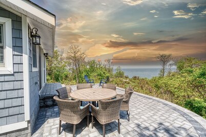 Waterfront Beach Cottage Overlooking Long Island Sound – Baiting Hollow