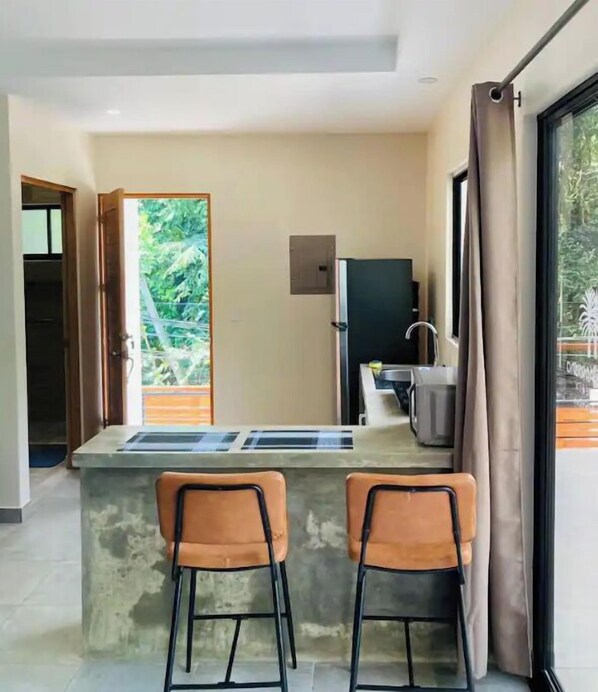 Réfrigérateur, micro-ondes, plaque de cuisson, cafetière/bouilloire