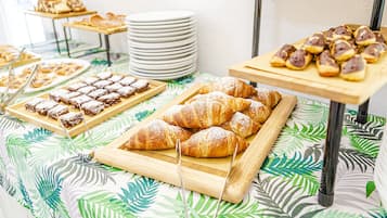 Sudah termasuk sarapan prasmanan setiap hari