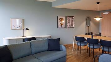 Suite, Zutritt zur Club Lounge (Master) | Allergikerbettwaren, Zimmersafe, Schreibtisch