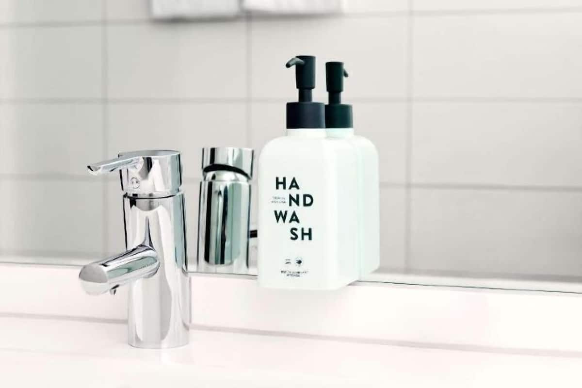 Badezimmerausstattung | Dusche, umweltfreundliche Kosmetikartikel, Haartrockner, Handtücher