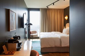 Ropa de cama hipoalergénica y caja de seguridad en la habitación 