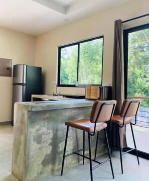 Réfrigérateur, micro-ondes, plaque de cuisson, cafetière/bouilloire