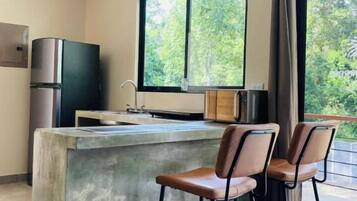 Réfrigérateur, micro-ondes, plaque de cuisson, cafetière/bouilloire