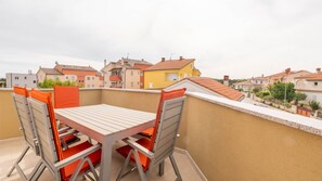 Outdoor dining - 3 Bedroom Apartment in Pula (Pula)