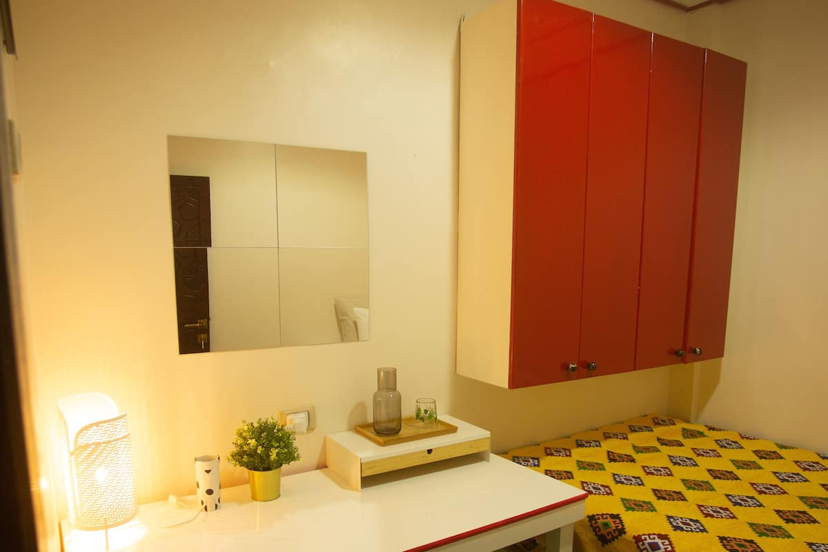 Ropa de cama de alta calidad, minibar, muebles diferentes y wifi gratis