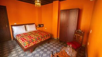 Ropa de cama de alta calidad, minibar, muebles diferentes y wifi gratis