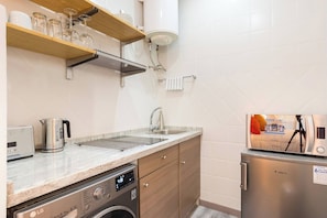 Køleskab, mikrobølgeovn, kogeplade, elkedel