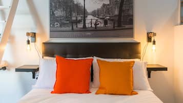 Tabla de planchar con plancha, wifi gratis y ropa de cama