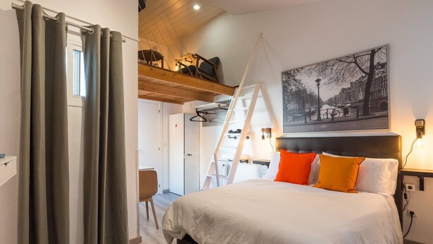 A bedroom with a bed, a desk, and a chair. - Loft Malaga Historic Center (Málaga)