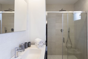 Shower, hair dryer, bidet - Villa Vitarmi - Villa with pool (Ragusa, Ispica (Santa Maria del Focallo))