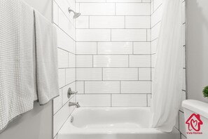 Badewanne, Haartrockner, Handtücher, Seife