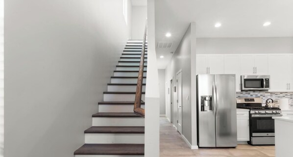 Een koelkast, een microgolfoven, een oven, een kookplaat