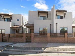 Exterior - Downtown Luxury Townhouse w/Garage & Walkable (Albuquerque)