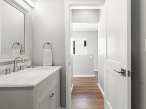 Bathtub, hair dryer, towels, soap - Downtown Luxury Townhouse w/Garage & Walkable (Albuquerque)