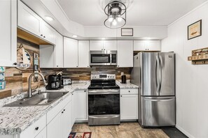 Kühlschrank, Mikrowelle, Wasserkocher mit Kaffee-/Teezubehör