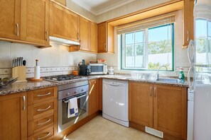 Kjøleskap, mikrobølgeovn, kokeplater og oppvaskmaskin