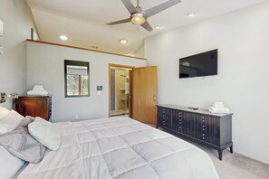 4 makuuhuonetta, työpöytä, silitysrauta/-lauta, internet