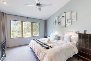 4 bedrooms, desk, iron/ironing board, internet