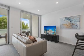 TV - Sleek 2-Bed with Balcony and Communal BBQ Area (New Farm)