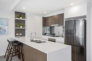 Fridge, oven, stovetop, dishwasher - Sleek 2-Bed with Balcony and Communal BBQ Area (New Farm)