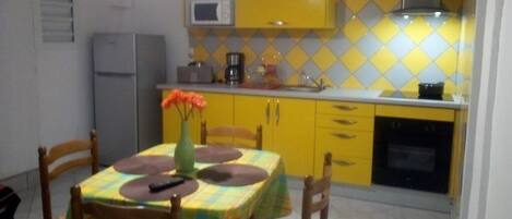 Frigorífico, microondas, horno y placa de cocina