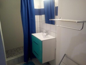 تجهيزات دش، مناشف، صابون، ورق حمّام